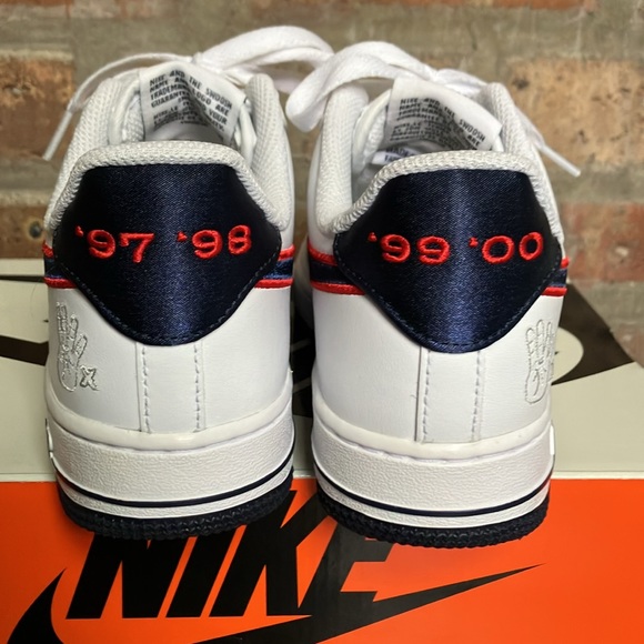 Nike - Picture 4 of 17